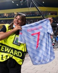 开云体育平台-被C罗闷中女保安获赠他7号球衣 7年前曾跟他对骂