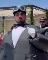 开云体育-太阳报：拉亚与女友举行婚礼，他身穿充气燕尾服与伴郎团搞笑入场