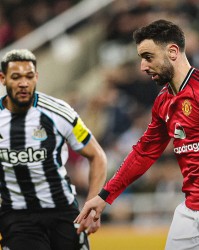 开云体育-B费将功补过创队史纪录，十人纽卡2-1绝杀曼联，卡帅不败金身告破