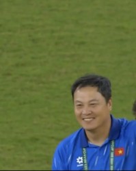 开云体育官网-满眼欣赏！中国球迷老熟人李云在赛后与李昊交流，上演宠溺摸头杀