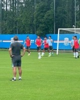 记者：申花今天只有16人参加训练，助理教练亲自上阵